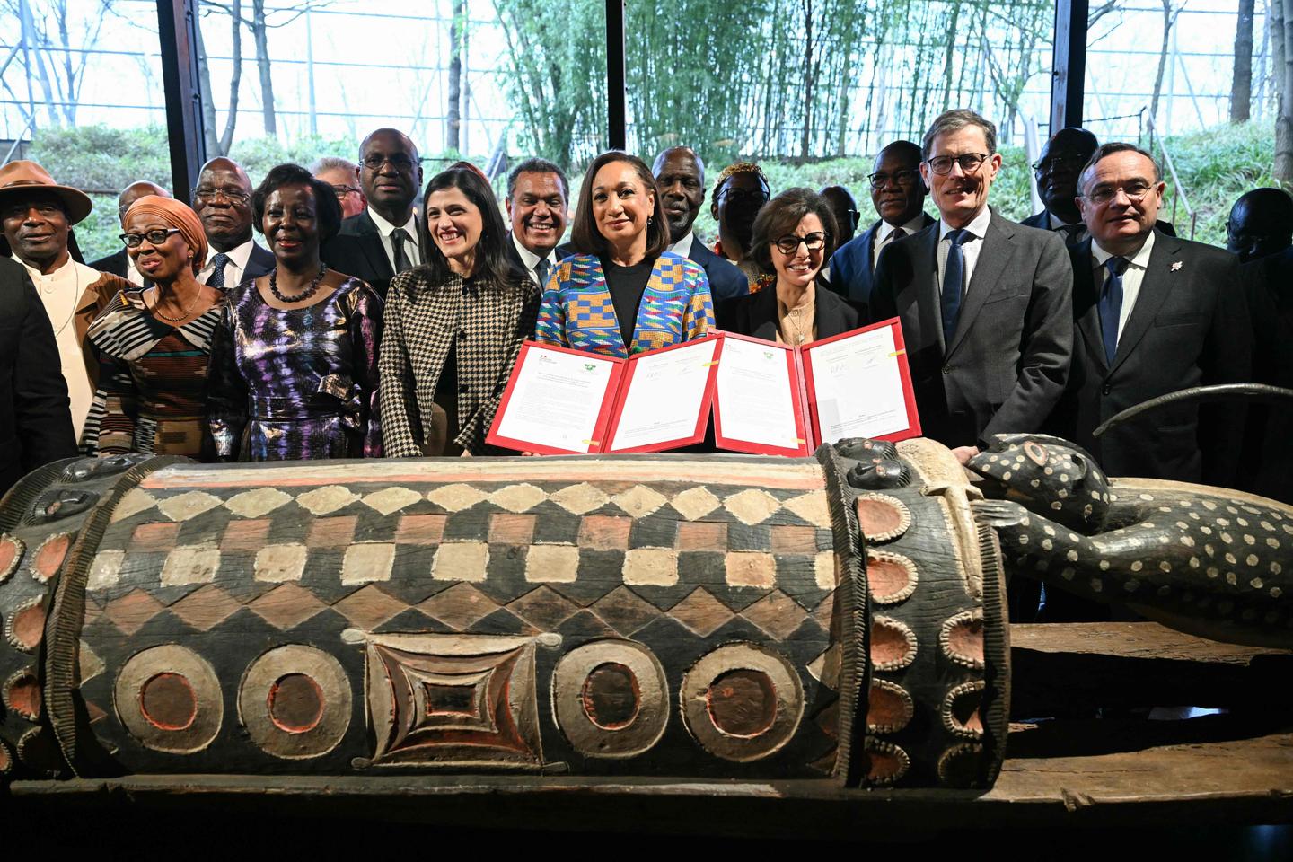 La France rend à la Côte d’Ivoire son « tambour parleur », cent dix ans après l’avoir pillé La France rend à la Côte d’Ivoire son « tambour parleur », cent dix ans après l’avoir pillé