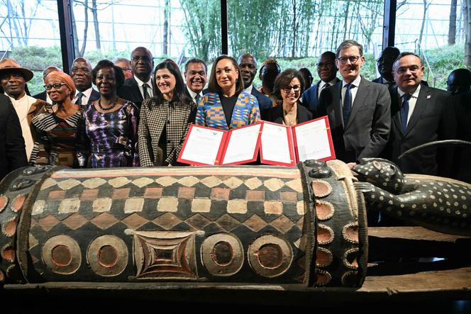 Au centre, la ministre de la culture ivoirienne, Françoise Remarck, et son homologue française, Rachida Dati, après la cérémonie de signature dans le cadre de la restitution officielle à la Côte d’Ivoire du tambour baptisé «&nbsp;Djidji Ayôkwé&nbsp;», au Musée du quai Branly, à Paris, le 20&nbsp;février&nbsp;2026.