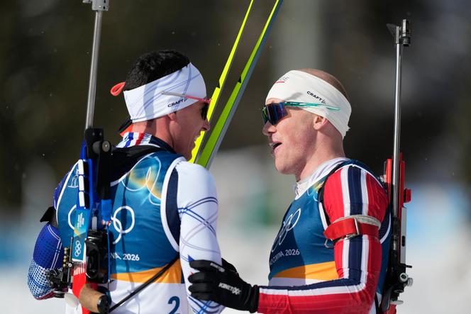 Quentin Fillon Maillet et Johannes Dale-Skjevdal après la mass start aux Jeux olympiques de Milan-Cortina, le 20&nbsp;février 2026&nbsp;à Anterselva.