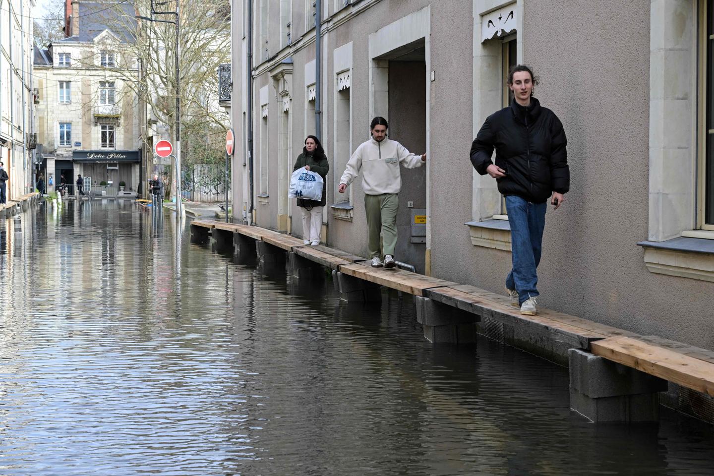 Crues et inondations : plus de 300 routes coupées, le trafic ferroviaire presque rétabli