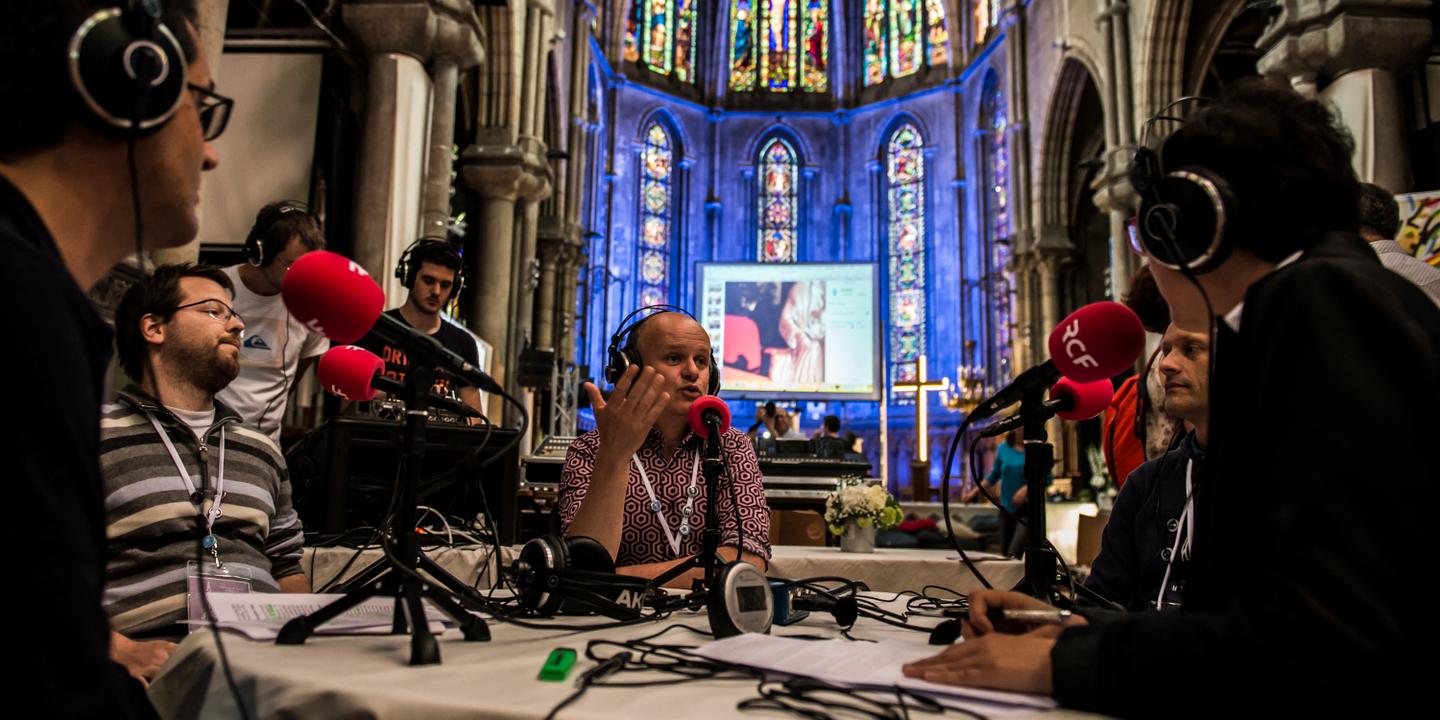 Fusion chaotique des radios catholiques RCF et RND révèle des tensions identitaires