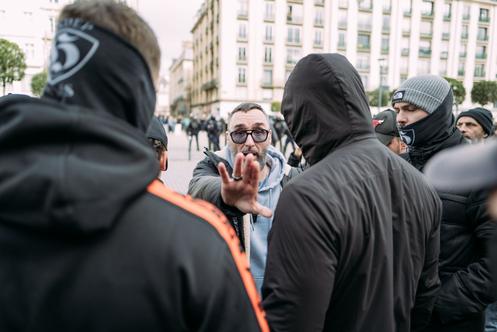 O influenciador de extrema direita Le Jarl, por iniciativa do comício em homenagem ao ativista de extrema direita Quentin Deranque, em Rennes (Ille-et-Vilaine), no dia 21 de fevereiro.