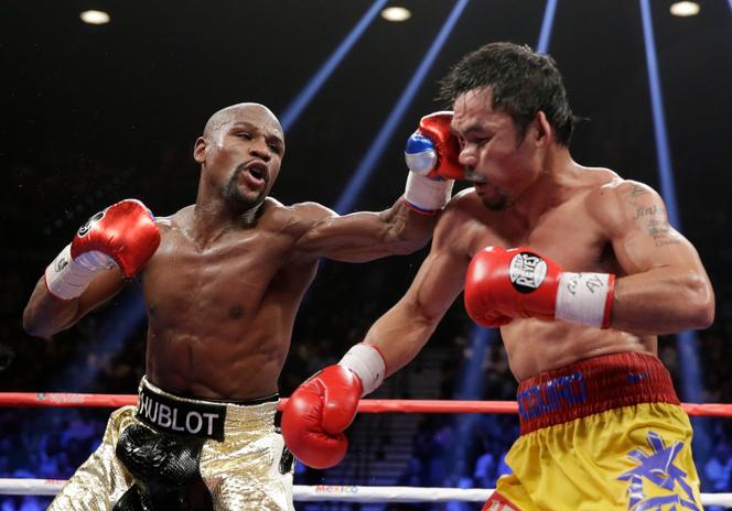 Floyd Mayweather (à gauche) face à Manny Pacquiao, lors du «&nbsp;combat du siècle&nbsp;» à Las Vegas (Nevada), le 2&nbsp;mai&nbsp;2015.