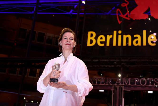 L’actrice Sandra Hüller reçoit l’Ours d’argent de la meilleure performance de la Berlinale 2026, à Berlin, le 21 février 2026.
