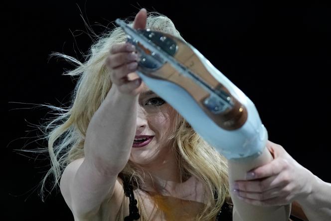 A patinadora americana Amber Glenn, durante o programa de exposições dos Jogos Olímpicos Milão-Cortina, 21 de fevereiro de 2026.