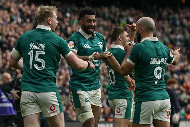 Les Irlandais célébraient un essai lors de leur victoire face à l’Angleterre, samedi&nbsp;21&nbsp;février&nbsp;2026, dans le cadre de la troisième journée du Tournoi des six nations.