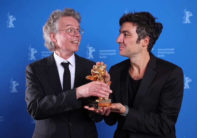 Le producteur Ingo Fliess et le réalisateur Ilker Çatak (Ours d’or du meilleur film pour « Yellow Letters »), à la Berlinale, à Berlin, le 21 février 2026.
