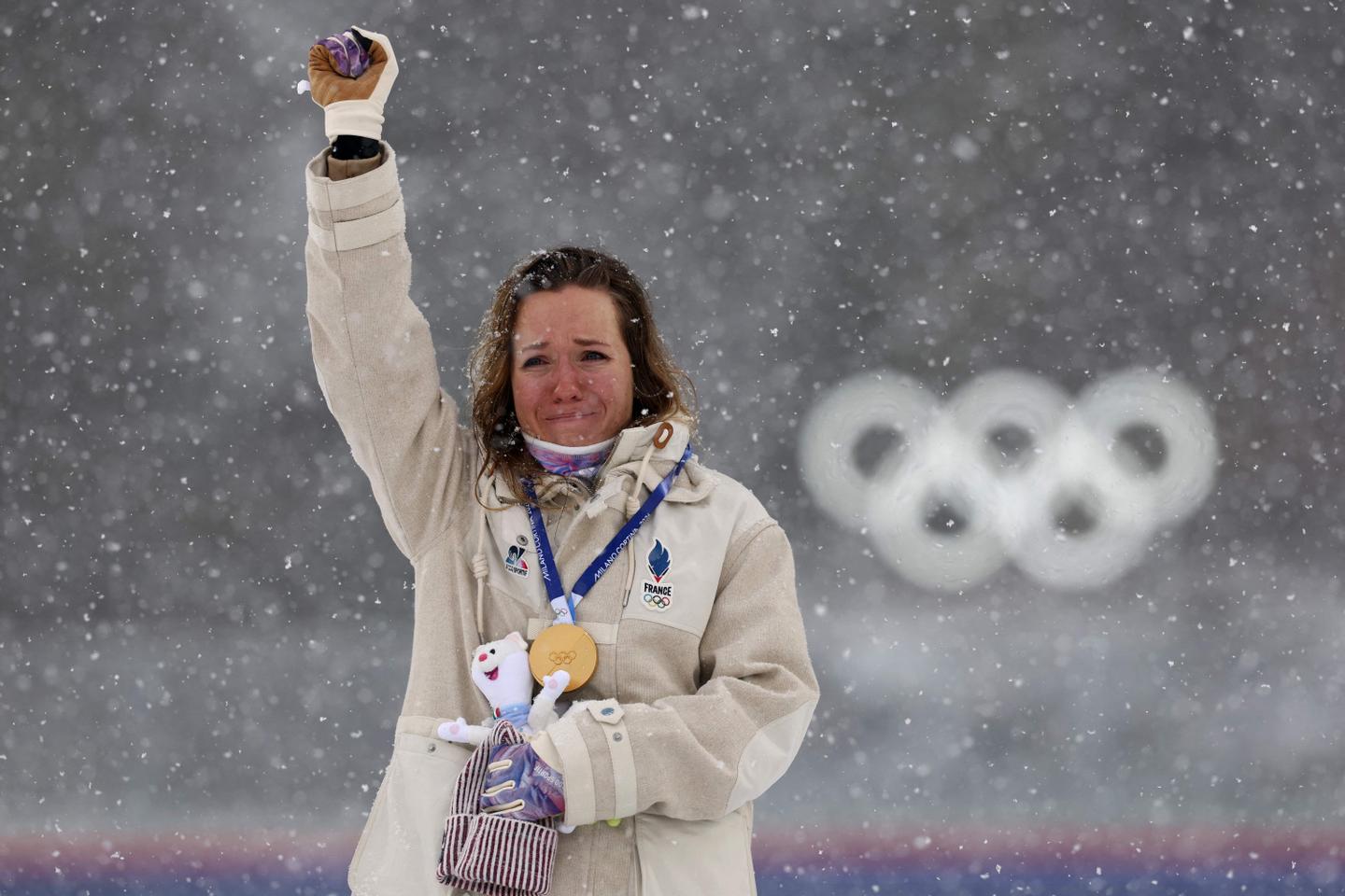 Biathlon aux JO 2026 : Océane Michelon s’offre un sacre sur la mass start et une « déferlante d’émotions »
