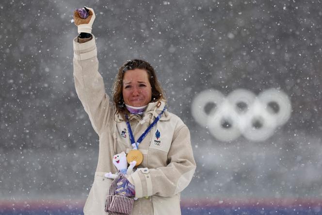 La biathlète française Océane Michelon sur le podium de la mass start des Jeux olympiques de Milan-Cortina, à Antholz-Anterselva (Italie), le 21&nbsp;février 2026. 