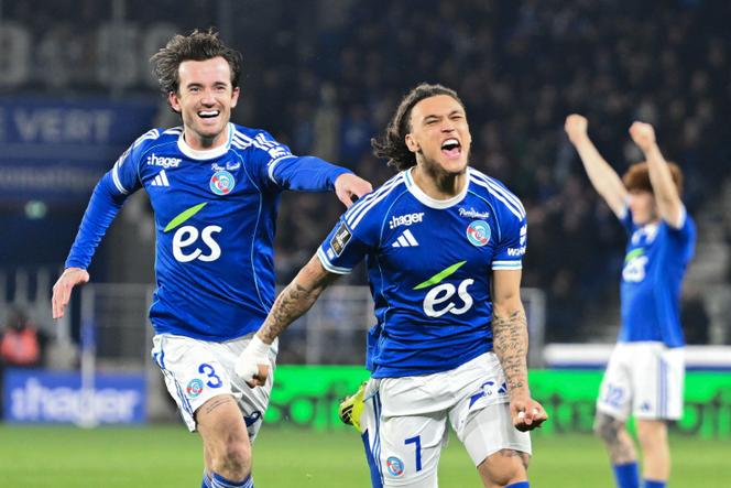 Le milieu de terrain belge de Strasbourg, Diego Moreira (à droite), numéro 07, célèbre le deuxième but de son équipe lors du match de Ligue 1&nbsp;opposant le RC Strasbourg Alsace à l’Olympique Lyonnais (OL) au Stade de la Meinau à Strasbourg, dans l’est de la France, le 22&nbsp;février 2026.