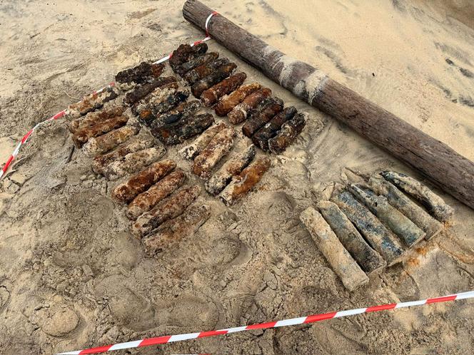 Cette photo prise le 21 février 2026 montre une partie des obus récupérés par l’équipe de plongeurs démineurs de Brest.