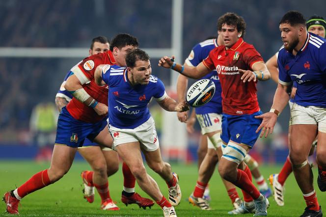 Les Français Antoine Dupont et Emmanuel Meafou, lors du match du Tournoi des six nations face à l’Italie, le 22 février 2026 à Villeneuve-d’Ascq (Nord).