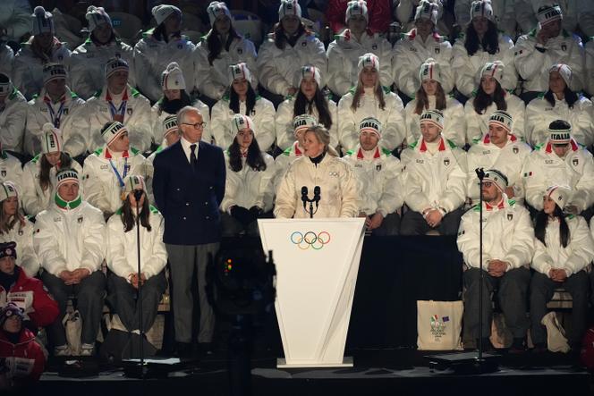 Le président de la fondation Milan Cortina 2026, Giovanni Malago, aux côtés de la présidente du CIO, Kirsty Coventry, au centre, lors de la cérémonie de clôture des Jeux olympiques d’hiver 2026, à Vérone, en Italie, le dimanche 22&nbsp;février 2026.
