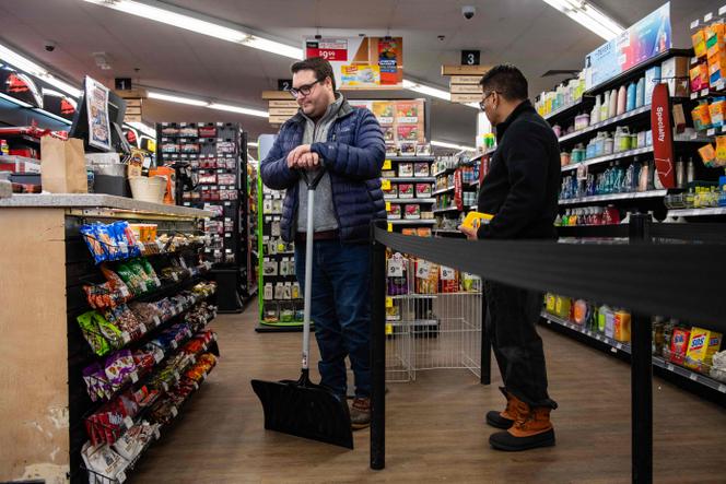 Uma pessoa espera na fila para comprar uma pá de neve em uma loja de ferragens em Quincy, Massachusetts, em 22 de fevereiro de 2026.