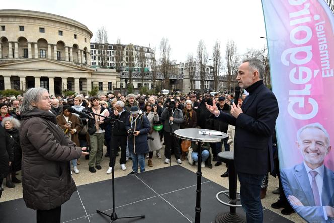 Emmanuel Grégoire, socialista e sindicalista da esquerda candidato às eleições municipais em Paris, durante um intercâmbio com os parisienses, Place de la Bataille-de-Stalingrad, no 19º arrondissement, domingo, 22 de fevereiro de 2026.