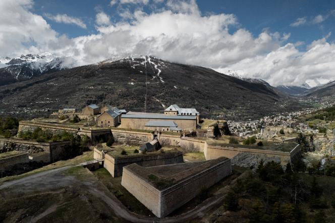 Le fort des Têtes, surplombant la ville de Briançon (Hautes-Alpes), le 15&nbsp;avril 2025.