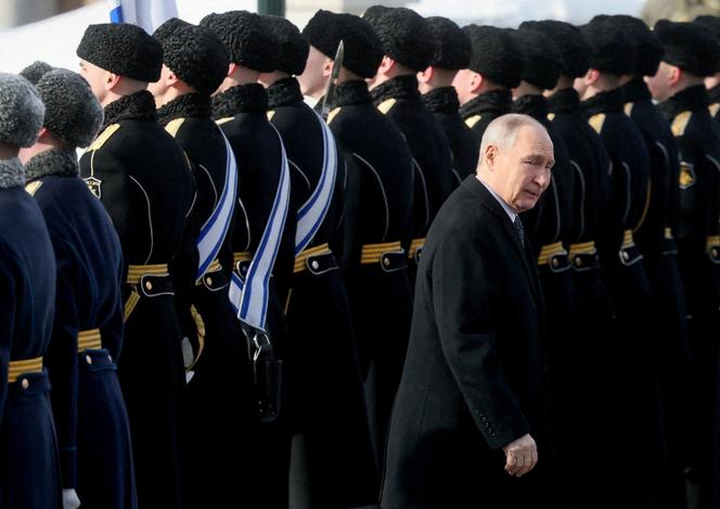 O presidente russo, Vladimir Putin, no Dia dos Defensores da Pátria em frente ao Túmulo do Soldado Desconhecido em Moscou, em 23 de fevereiro de 2026.