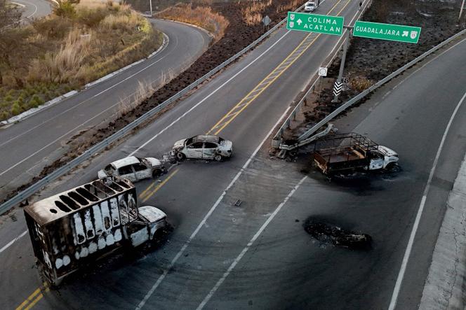 Carcasses de véhicules incendiés sur une autoroute, près d’Acatlan de Juarez, dans l’Etat de Jalisco, au Mexique, le 22&nbsp;février&nbsp;2026. Une vague de violence submerge le pays, après la mort, dimanche, dans une opération militaire, du narcotrafiquant Nemesio Oseguera Cervantes, alias «&nbsp;El Mencho&nbsp;», chef du redouté cartel de Jalisco Nouvelle Génération (CJNG).