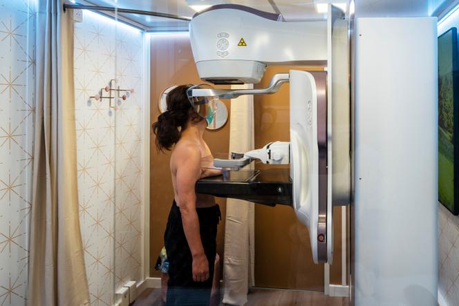 Mammographie réalisée dans un camion transformé en unité mobile de dépistage du cancer du sein circulant en Ile-de-France pour Octobre rose. Ivry-sur-Seine (Val-de-Marne), le 10&nbsp;octobre&nbsp;2022.