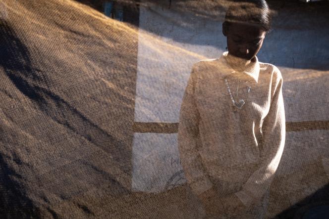 Million Mehari, 15&nbsp;ans, déplacée interne originaire de Humera, dans l’ouest du Tigré, dans la maison de tôles qu’elle partage avec sa grand-mère dans le camp de personnes déplacées de Tshehaye, à Shiré (Ethiopie), le 7&nbsp;février&nbsp;2026.