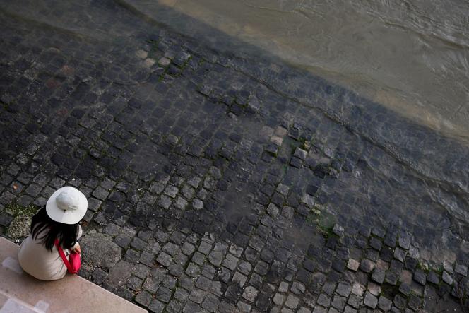 Les berges inondées de la Seine après des pluies prolongées, qui ont entraîné la fermeture de certaines portions de quai fréquentées par les cyclistes et les piétons, à Paris, le 23 février 2026. 