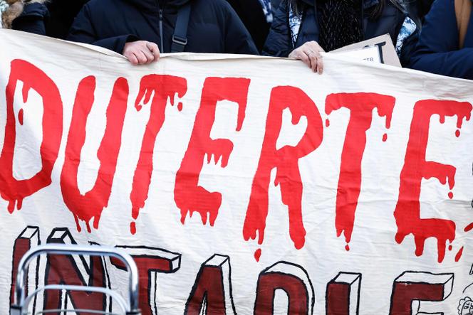 Perante o Tribunal Penal Internacional, onde Rodrigo Duterte será interrogado por crimes contra a humanidade, em Haia (Holanda), 23 de fevereiro de 2026.
