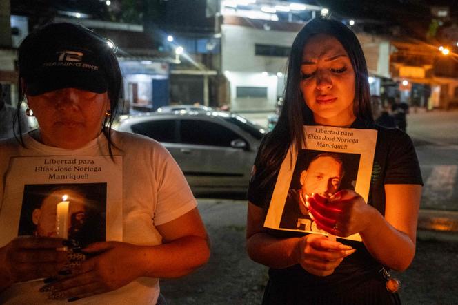 Vigília para exigir a libertação de presos políticos em frente ao presídio El Rodeo I, em Guatire (Venezuela), 22 de fevereiro de 2026. 