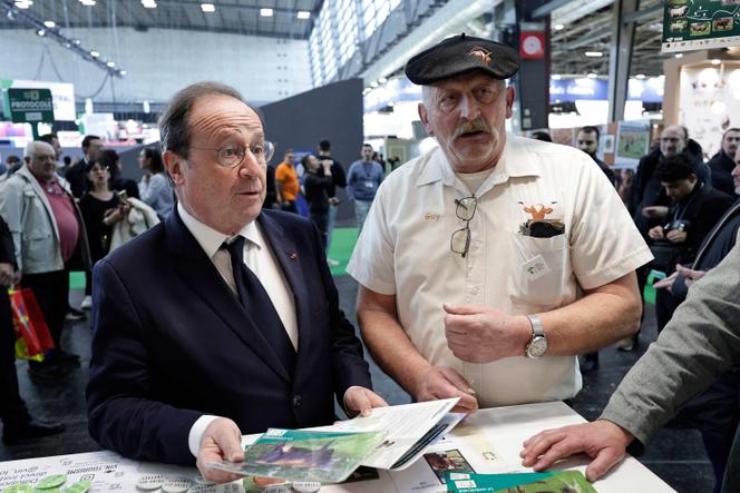 Socialistes et Apparentes' MP Francois Hollande (L) speaks to a cattle farmer as he visits the Paris International Agricultural Show (Salon de l'Agriculture) at Paris Expo Porte de Versailles in Paris on February 23, 2026. (Photo by STEPHANE DE SAKUTIN / AFP)