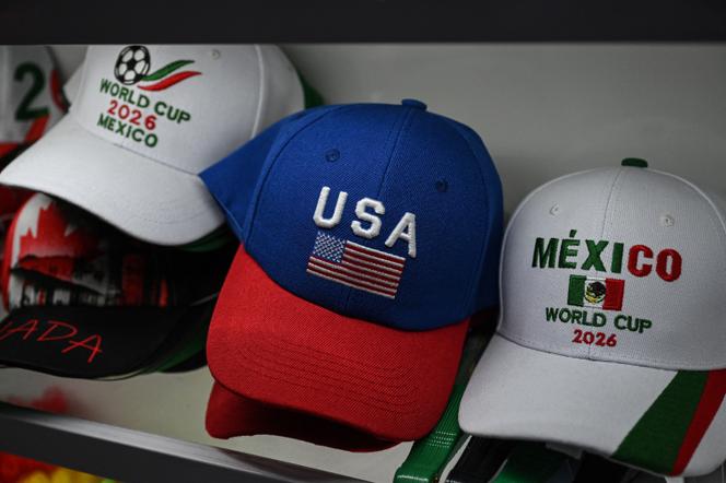 Des casquettes pour la Coupe du monde 2026 exposées dans un magasin du marché international de Yiwu, dans la province du Zhejiang (Chine), le 17 septembre 2025