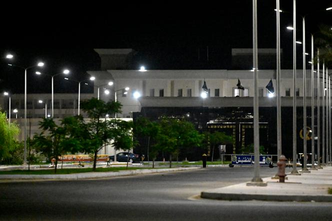 Devant une prison, située près de la route désertique reliant Le Caire à Alexandrie, dans le gouvernorat de Behera, au nord-ouest du Caire, le 22&nbsp;septembre 2025. 