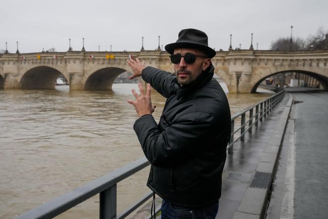 L’artiste français JR, lors d’une interview avec l’Associated Press près du Pont-Neuf à propos de son projet intitulé « Pont Neuf Cavern », à Paris, le mercredi 18 février 2026.