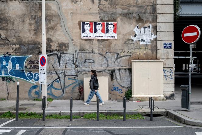 Cartazes em homenagem ao ativista de extrema direita Quentin Deranque, em Lyon, 21 de fevereiro de 2026.