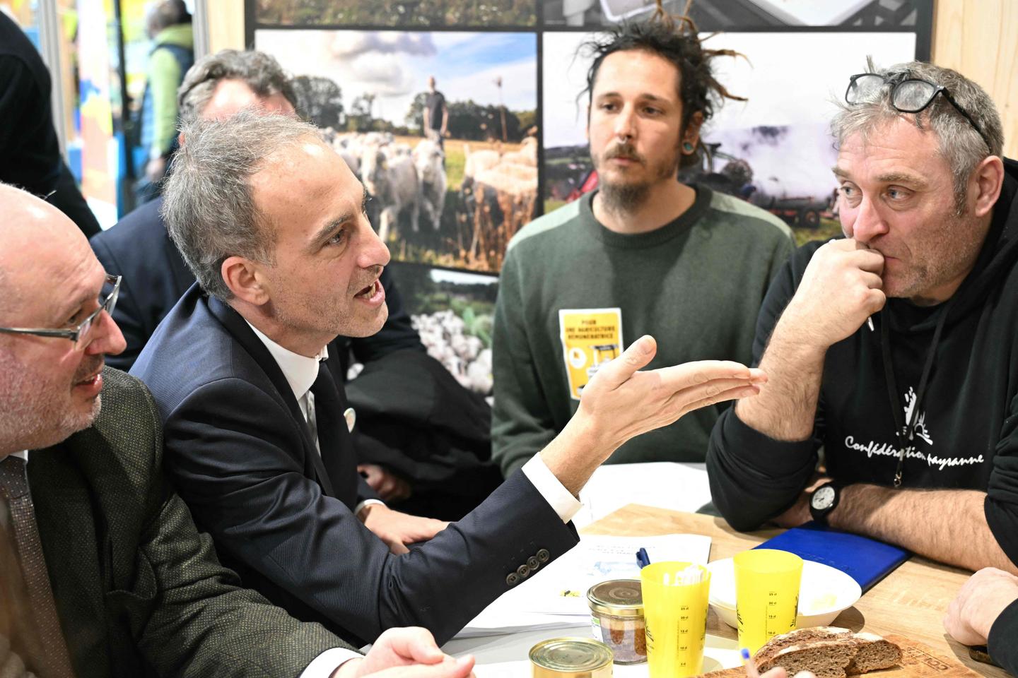 Raphaël Glucksmann et François Hollande défendent la rupture avec LFI à l’occasion de leur passage au Salon de l’agriculture
