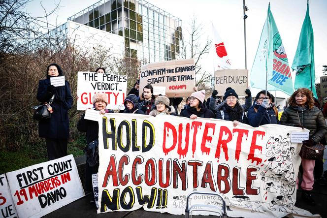 Des manifestants demandent l’ouverture d’un procès contre l’ancien président philippin Rodrigo Duterte, devant la Cour pénale internationale, à La Haye, le 23&nbsp;février 2026. 