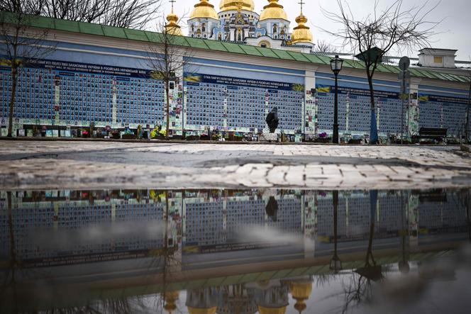 Le long du Mur du souvenir des soldats ukrainiens tombés au combat à Kiev, le 23 février 2026, alors que le conflit avec la Russie atteint son quatrième anniversaire. 