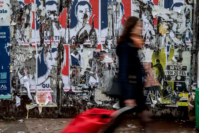 Dans le centre-ville de Lyon, des affiches à l’effigie du militant d’extrême droite Quentin Deranque, le 21 février 2026. 
