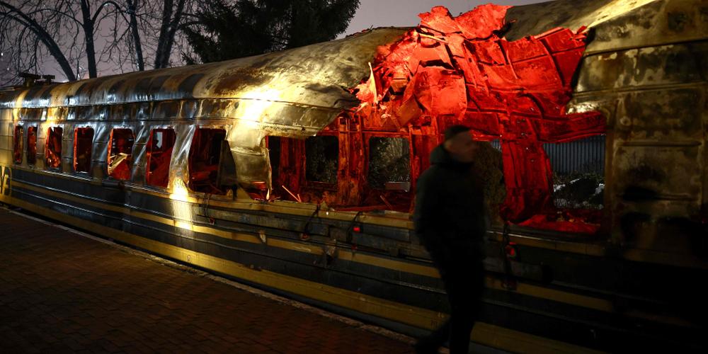 Une voiture de train ukrainien après une attaque de drone russe, près de Kharkiv, dans l’est de l’Ukraine, le 27 janvier 2026. - HENRY NICHOLLS/AFP