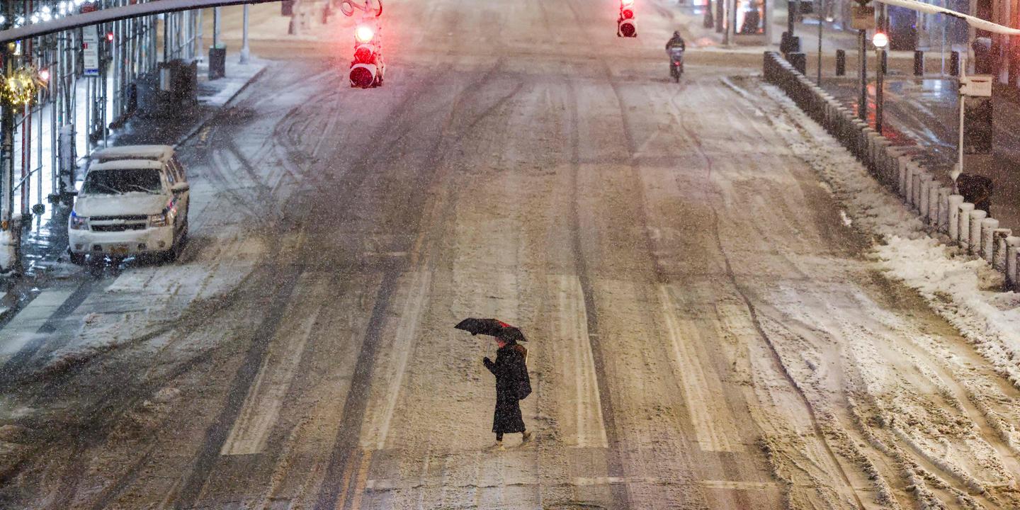 Tempête à New York : les premières images de la ville immobilisée par la neige et le blizzard ; l’état d’urgence décrété