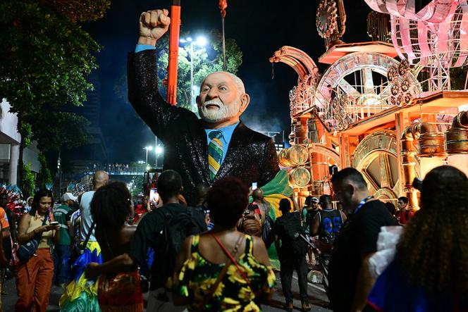 L’un des chars de l’école de samba Acadêmicos de Niterói, à l’effigie du président Lula, au carnaval de Rio, le 15 février 2026.