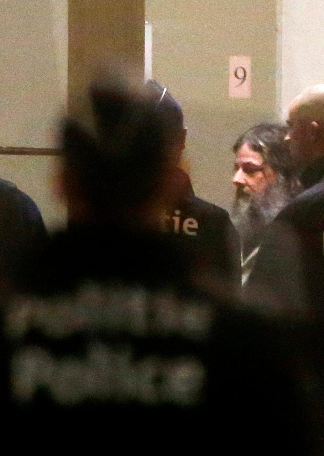 Marc Dutroux (segundo à direita), no tribunal de Bruxelas, 4 de fevereiro de 2013.