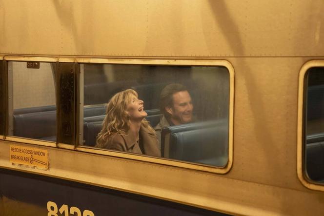Laura Dern et Will Arnett dans le film « Is This Thing On ? » de Bradley Cooper.
