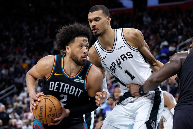 Le meneur de Detroit, Cade Cunningham, contre les San Antonio Spurs de Victor Wembanyama, à Detroit (Michigan), le 23&nbsp;février 2026.