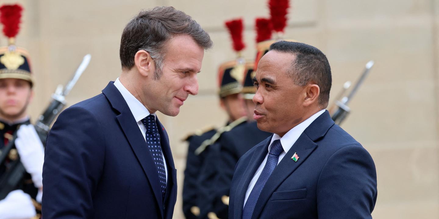 Après sa visite à Moscou, le nouveau président malgache joue l’équilibriste en se rendant à Paris