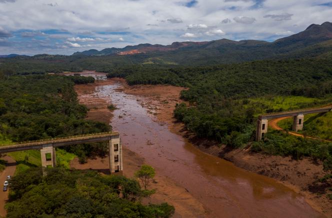 Un pont ferroviaire emporté par une coulée de boue après l’effondrement, deux jours plus tôt, d’un barrage dans une mine de fer appartenant au géant minier brésilien Vale, près de la ville de Brumadinho, dans l’Etat de Minas Gerais, dans le sud-est du Brésil, le 27&nbsp;janvier&nbsp;2019.