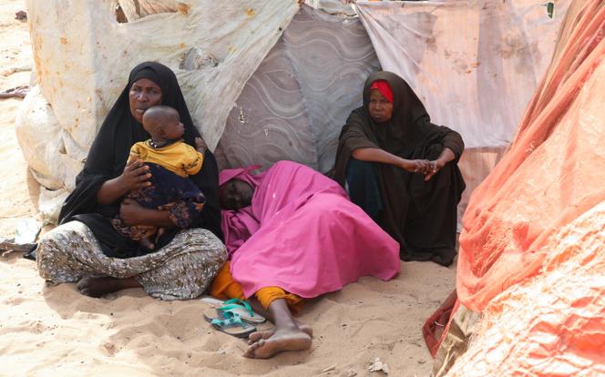 Des femmes somaliennes devant leur abri de fortune après avoir fui la sécheresse dans la région de Shabeellaha Hoose pour rejoindre le camp de Mogadiscio, en Somalie, le 20&nbsp;février 2026.