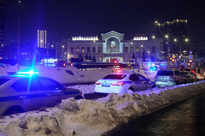 Des policiers et des services d’urgence sur les lieux d’une explosion près de la gare de Saviolovo, à Moscou, le 24 février 2026.