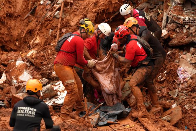 Pompiers dans les décombres d’habitations effondrées à cause de fortes pluies dans le quartier de Parque Burnier, à Juiz de Fora, dans l’État du Minas Gerais, au Brésil, mardi 24 février 2026.