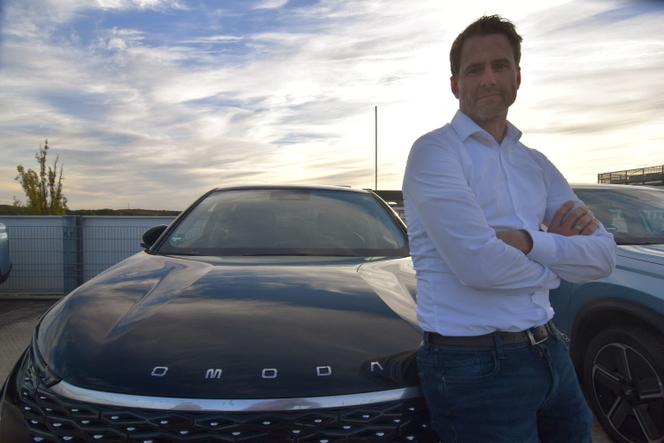 Jochen Tüting, directeur général de Chery Europe, pose à côté de l’Omoda 5, la première voiture du constructeur chinois destinée au marché européen, à Raunheim (Basse-Saxe), le 22&nbsp;octobre 2024.