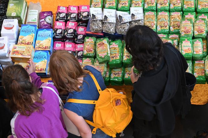 Des étudiants font la queue lors d’une distribution alimentaire organisée par le syndicat étudiant « Union Pirate », à l’université Rennes 2, à Rennes, le 25&nbsp;septembre 2024.