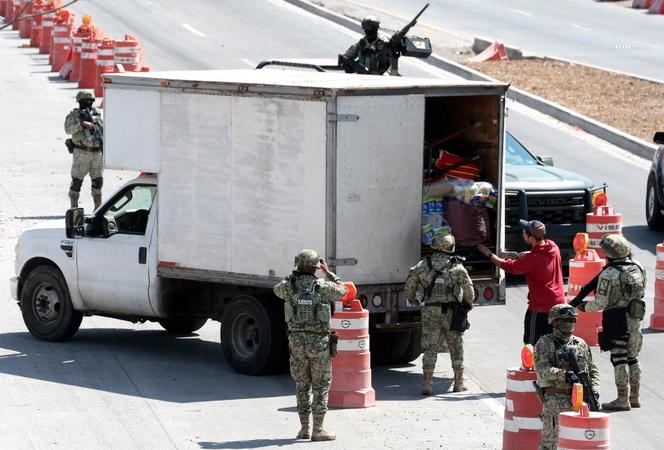 Des militaires inspectent un véhicule sur les routes d’accès à l’aéroport international de Guadalajara, à Tlaquepaque, dans l’Etat de Jalisco, au Mexique, le 22 février 2026.